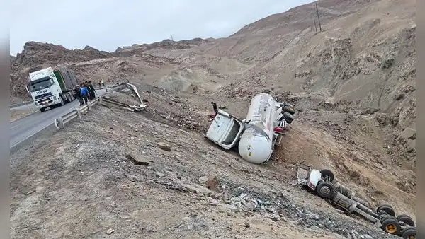 Camión cisterna cargado con gas cae a abismo en Arequipa y evalúan posible fuga