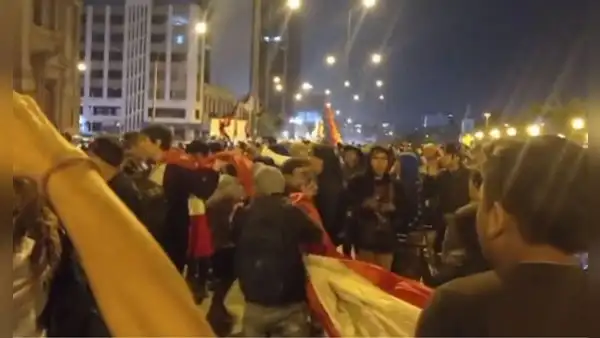 PNP arrebató bandera del Perú a manifestantes durante la 'Marcha por la democracia'