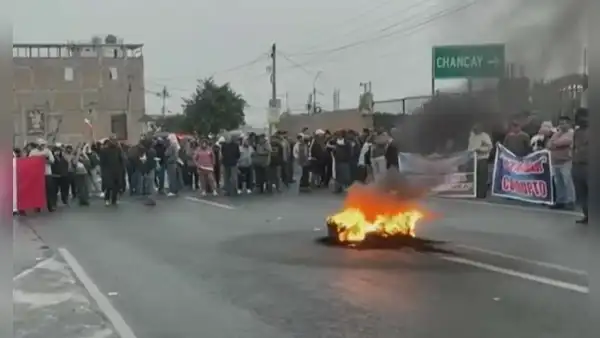 Panamericana Norte: manifestantes bloquearon vía a la altura de Chancay