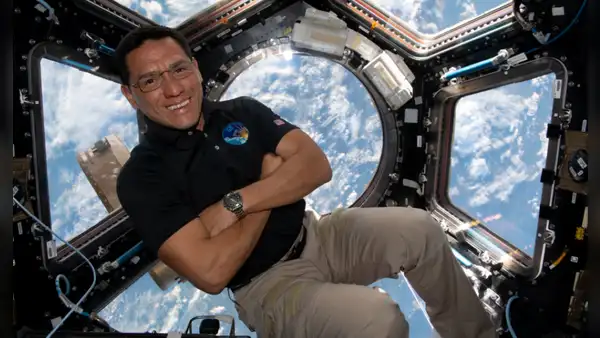 Astronauta de la NASA que lleva un año varado en el espacio se comunica por última vez con la Tierra desde la EEI