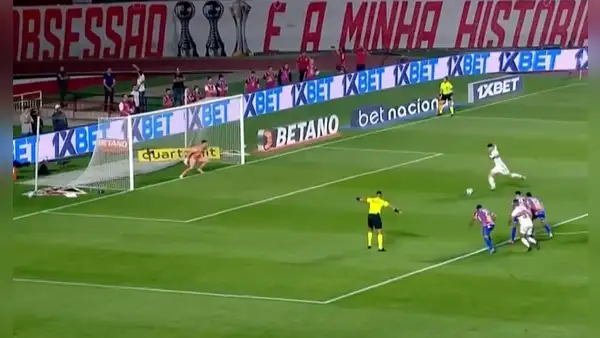 James Rodríguez volvió a fallar un penal: el desastroso tiro tras hacer la 'paradita' con Sao Paulo