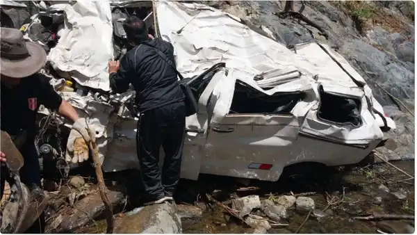 Cinco personas mueren tras despiste de combi a un abismo en Cajamarca