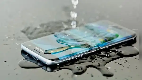¿Qué pasa si tratas de cargar tu smartphone luego de que se haya mojado? Te lo diremos