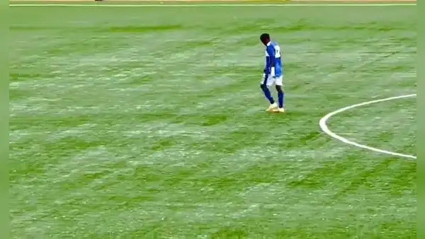 Futbolista de Senegal anotó el penal más largo de la historia tomando carrera desde media cancha