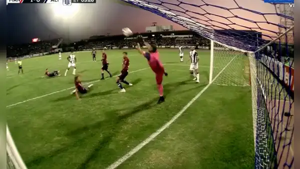 La espectacular atajada de Manuel Heredia para evitar el empate de Alianza Lima