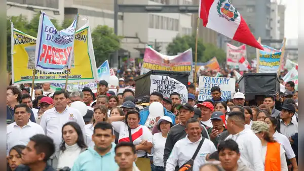 Vecinos de Pachacámac protestan en puerta del Congreso para pedir estado de emergencia