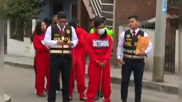 Esposados de pies y manos: PNP presenta en una losa deportiva a personas que fueron detenidas en SJL