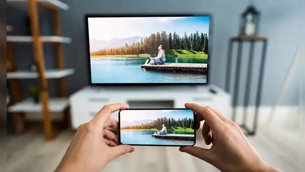 ¿Cómo conectar tu celular a un televisor que no es ‘Smart’ y reproducir tus videos?