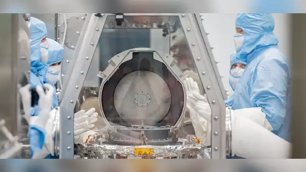 La NASA destapa la cápsula de la misión OSIRIS-REx y encuentra 'polvo negro y escombros'