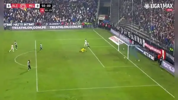 ¡El palo salva a Alianza Lima! Da Silva realizó gran jugada individual, pero su remate dio en el poste