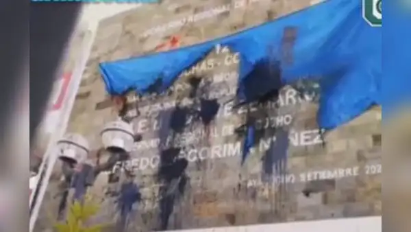 Pobladores destruyeron denominado 'muro de la vergüenza' en Ayacucho