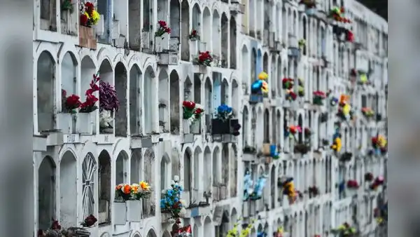 Cementerios públicos y privados deberán exponer precios de sus servicios funerarios