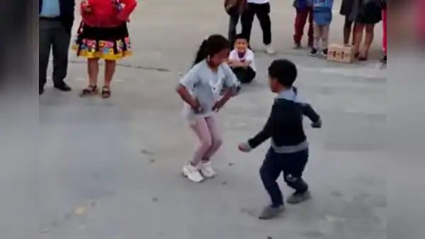 Niños se desafían para saber quién baila mejor un huaino en Cajamarca