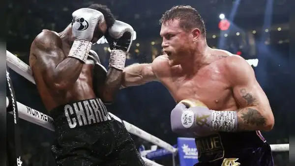 Sigue siendo el rey: 'Canelo' Álvarez derrotó a Jermell Charlo y defendió sus 4 cinturones de campeón