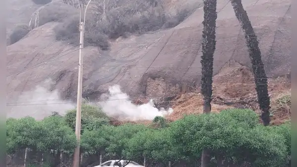 Costa Verde: se reavivó fuego en acantilado y cierran vía en sentido Chorrillos-Callao