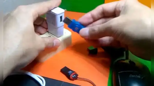 ¿Qué pasa si conectas una memoria USB al cargador del celular y lo enchufas a la corriente?