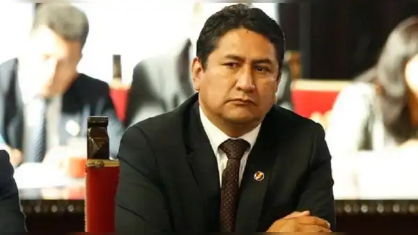 Absuelven a Vladimir Cerrón de delito de colusión por construcción de hospital en Huancayo