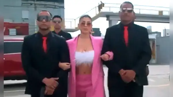 Yahaira Plasencia llegó acompañada de 4 escoltas para ingresar al set de 'Amor y fuego'