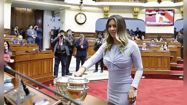 Rosselli Amuruz se aferra a la Mesa Directiva del Congreso