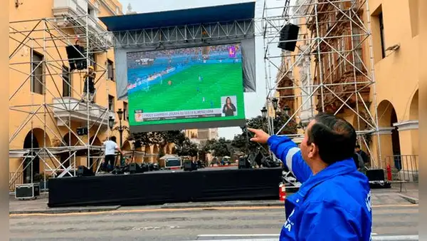 Perú vs. Chile: hinchas esperan en la plaza de Armas para ver partido en pantalla gigante