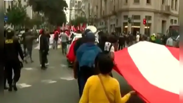 Protestas contra Dina Boluarte: manifestantes se desplazan por av. Nicolás de Piérola