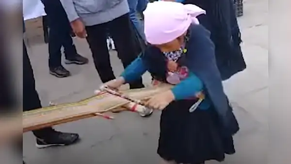 Niña de 7 años asombra con el arte del tejido de cintura en Amazonas