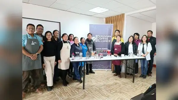 Puno: capacitan a hoteles en arte de preparar café