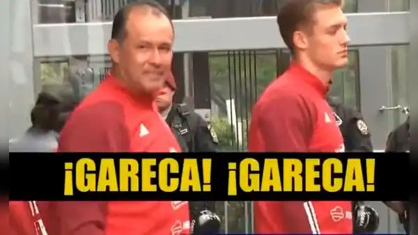 Juan Reynoso y su peculiar reacción cuando los hinchas le gritaron: "Regresa Gareca"