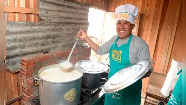 Padre de familia innova con platos gourmet en olla común que lidera en Manchay