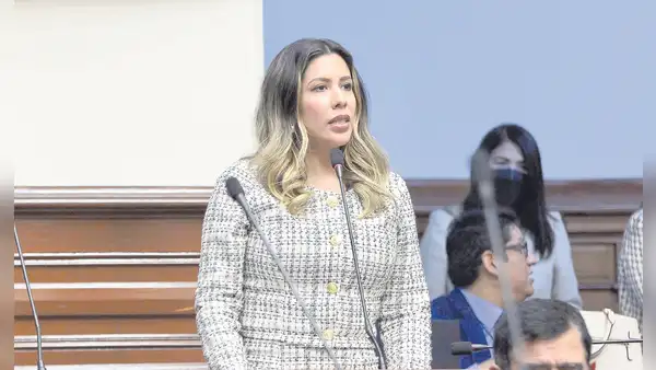 Comisión de Ética aprobó denuncia de oficio contra Rosselli Amuruz