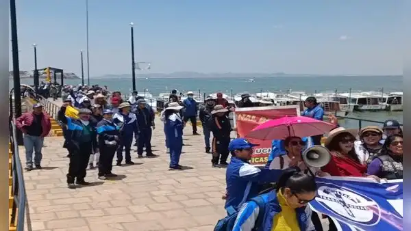 Huelga de docentes universitarios: catedráticos de la UNA protestan en el lago Titicaca, Puno