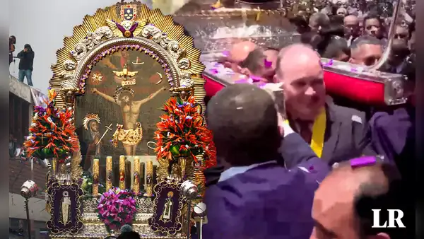 Rafael López Aliaga carga la imagen del Señor de los Milagros en las afueras del Palacio Municipal
