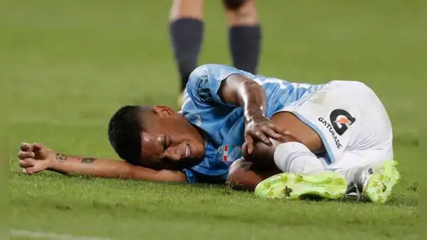 Grimaldo terminó en muletas tras jugar un amistoso con Sporting Cristal luego del Perú vs. Argentina