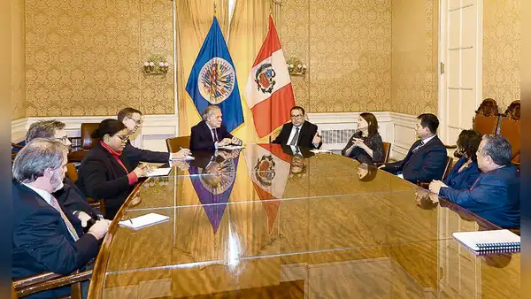 Primer ministro vuelve a culpar a extremistas por muertes durante las protestas