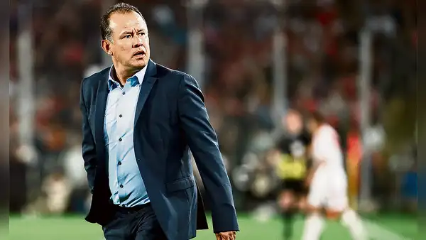 Juan Reynoso preocupa en la Blanquirroja