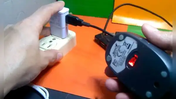 ¿Qué sucede si conectas un mouse al cargador del celular y lo enchufas a la corriente?