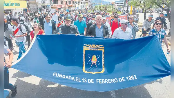 Catedráticos van a cumplir un mes en huelga y no hay acuerdo