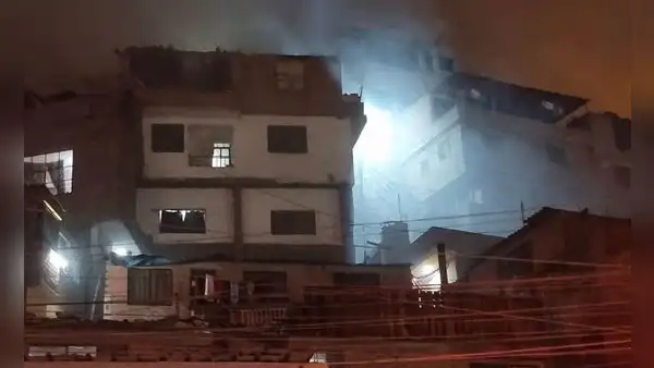 Reportan incendio de grandes proporciones en la urbanización Palomares en el Rímac