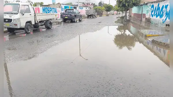 Lluvias y nevadas causan aniegos y bloquean vías en varias regiones del país