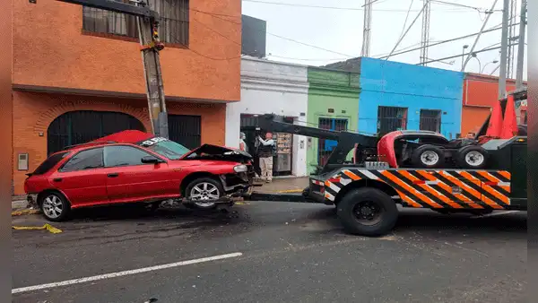 Lince: poste de luz está a punto de caerse tras ser impactado por un auto