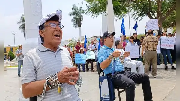 Huelga docente: catedráticos de Universidad Nacional de Trujillo se encadenan en plaza de Armas