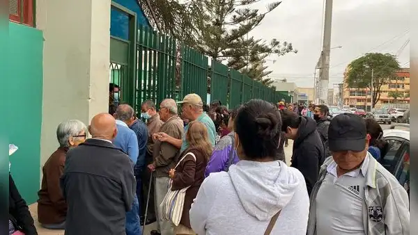 Adultos mayores denuncian maltrato en el Hospital Naylamp