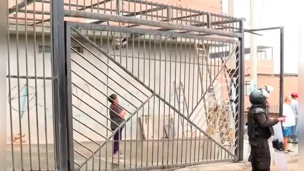 SJM: vecino construye cochera en la calle y municipalidad la destruye por invasión a la vía pública