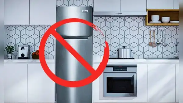 ¿Qué pasa si mi refrigeradora está muy cerca de la cocina?