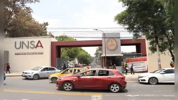 Arequipa: empresa gana millones vendiendo libros a la UNSA