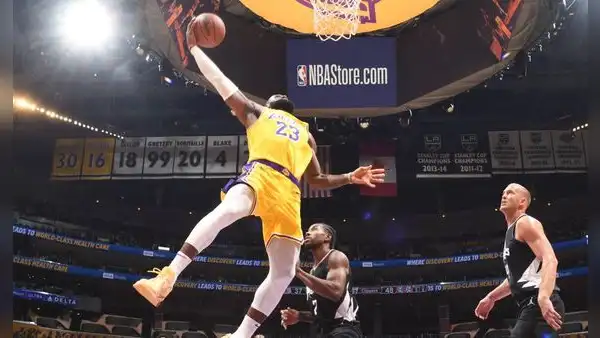Los Angeles Lakers vencieron 130-125 a Los Angeles Clippers por la NBA 2023/24