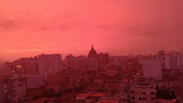 ¿Qué es el candilazo, el fenómeno que mostró el cielo rojizo de Lima?