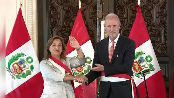 Dina Boluarte tomó juramento a Javier González-Olaechea como nuevo canciller