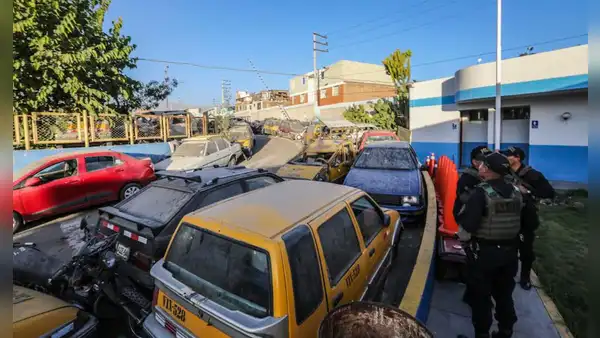 Arequipa: video de depósito muestra a dos personas abriendo capó de vehículo robado