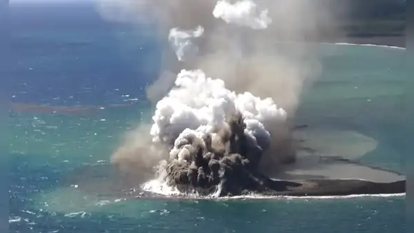 Captan en video el nacimiento de una nueva isla en el océano Pacífico